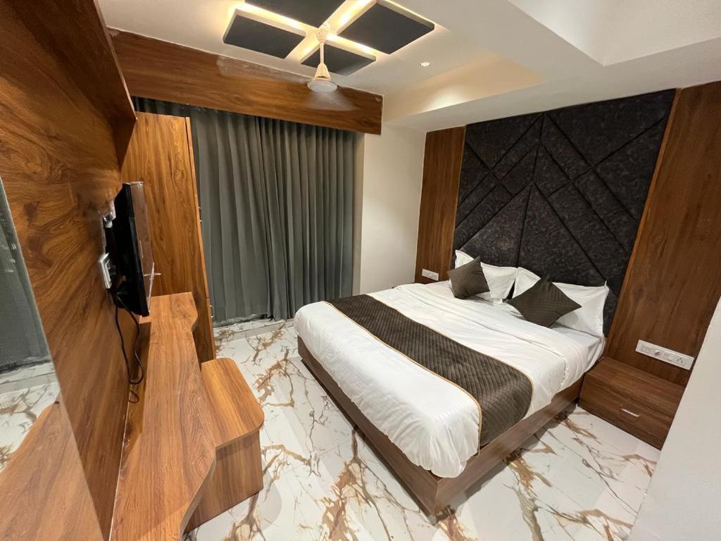Hotel Paramount Villa Gandhinagar Exteriör bild