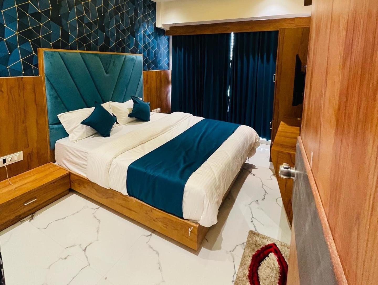 Hotel Paramount Villa Gandhinagar Exteriör bild