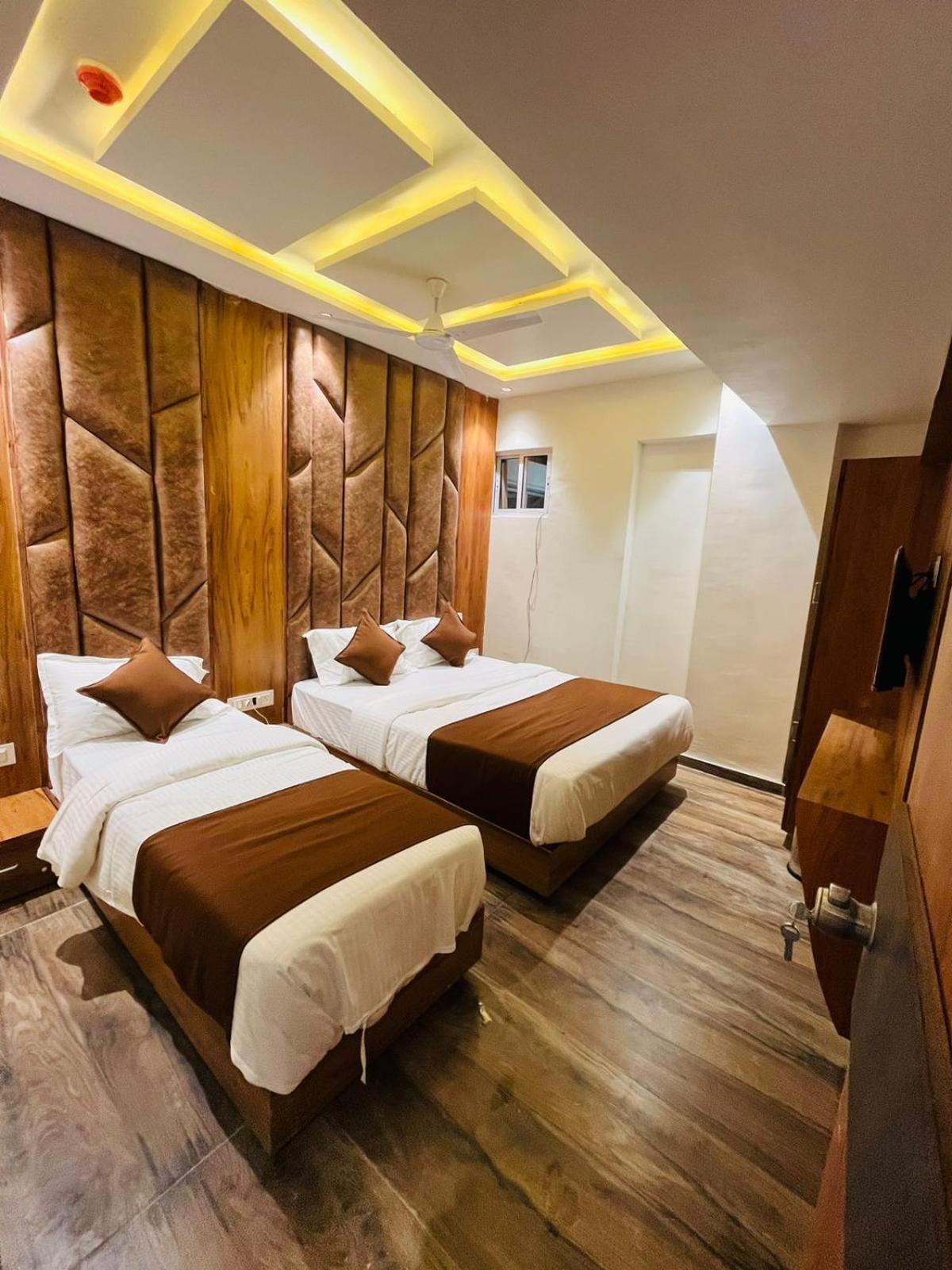 Hotel Paramount Villa Gandhinagar Exteriör bild