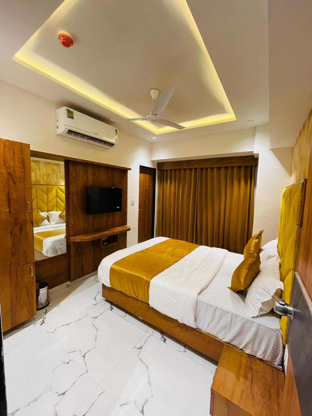 Hotel Paramount Villa Gandhinagar Exteriör bild