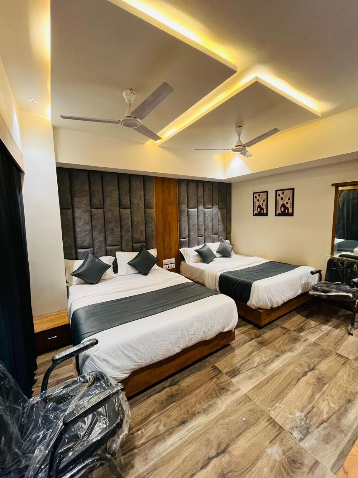 Hotel Paramount Villa Gandhinagar Exteriör bild