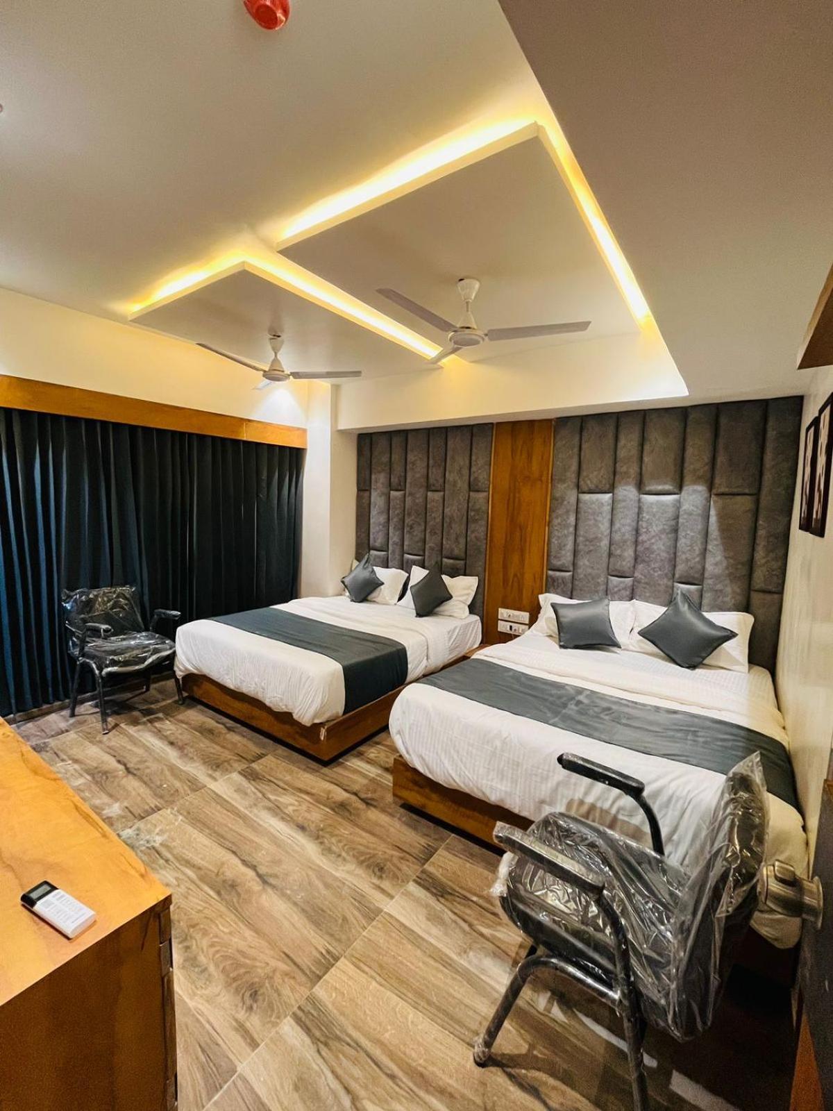 Hotel Paramount Villa Gandhinagar Exteriör bild