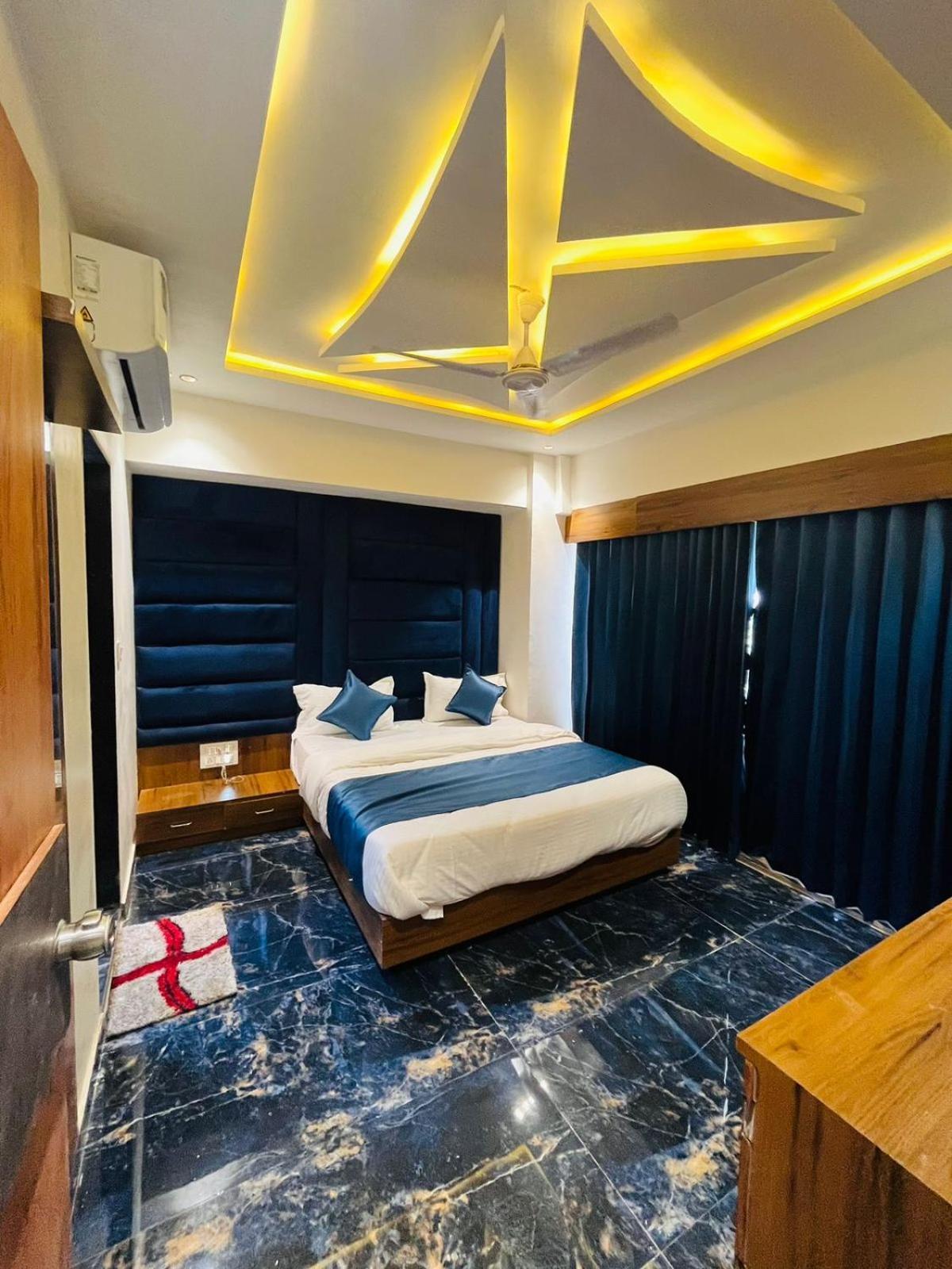 Hotel Paramount Villa Gandhinagar Exteriör bild