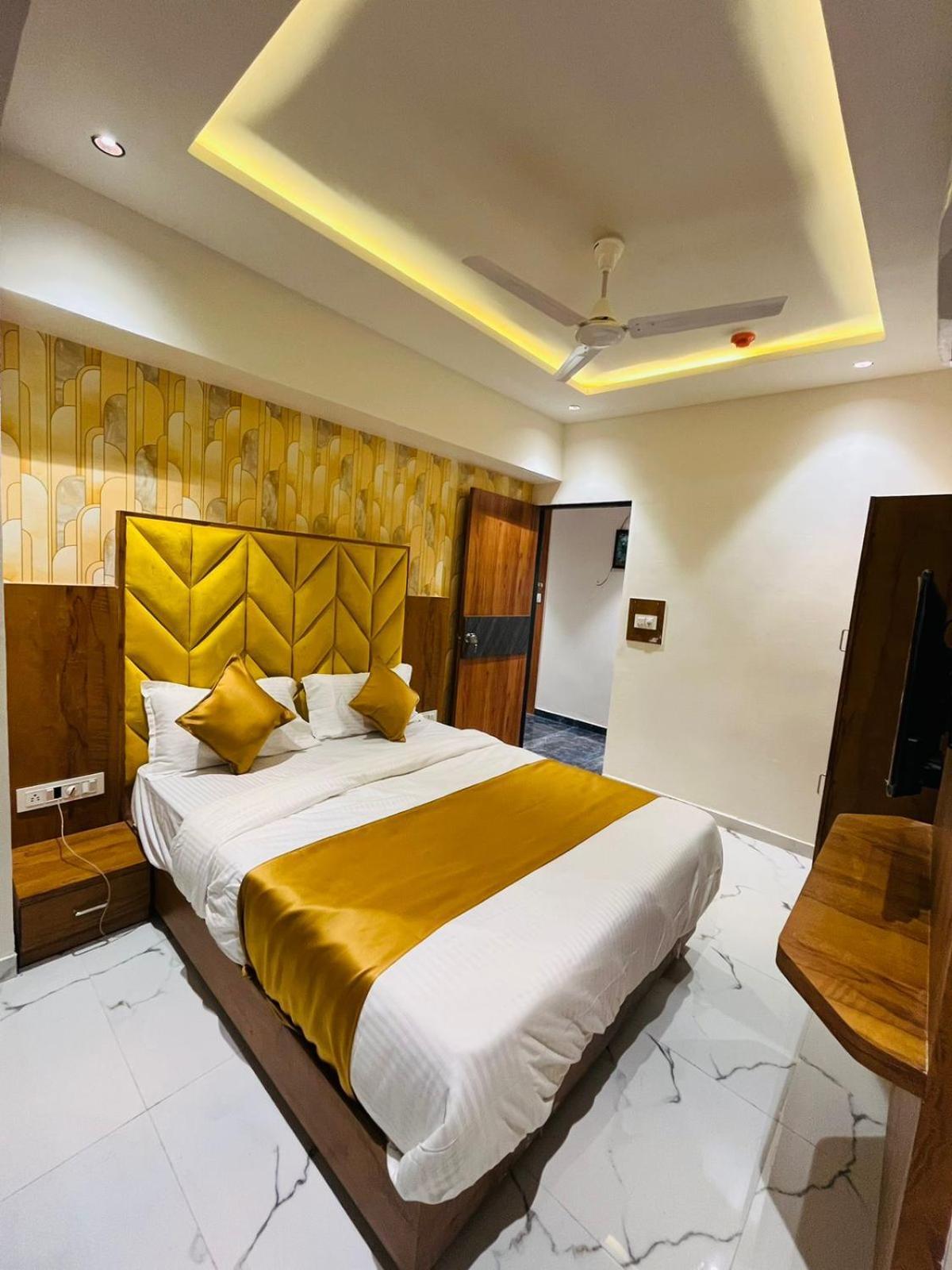 Hotel Paramount Villa Gandhinagar Exteriör bild